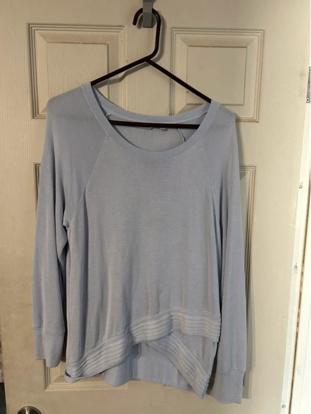 athleta light blue asymmetrical hem pullover M